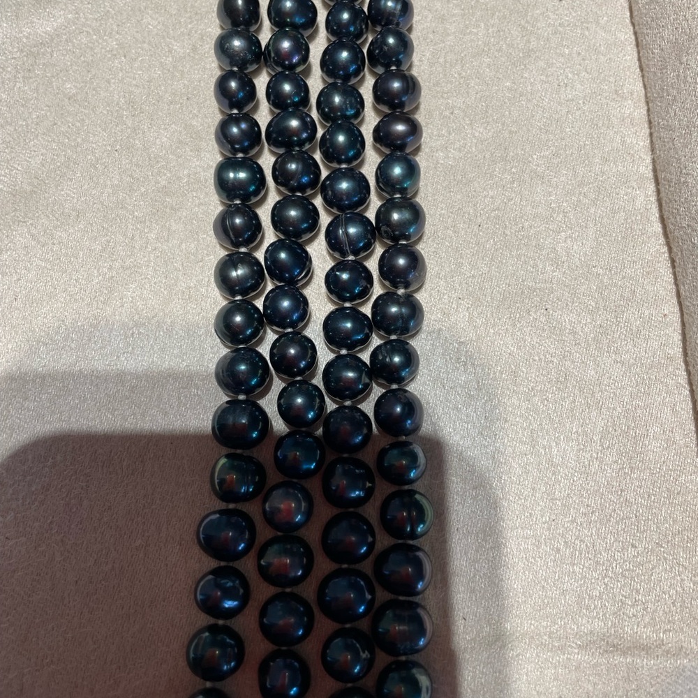 Black pearl necklace